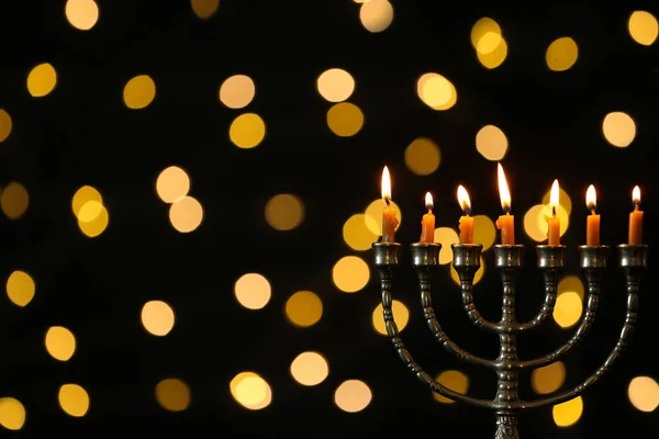 Menorá Dorada Con Velas Encendidas Sobre Fondo Oscuro Luces Festivas —  Fotos de Stock