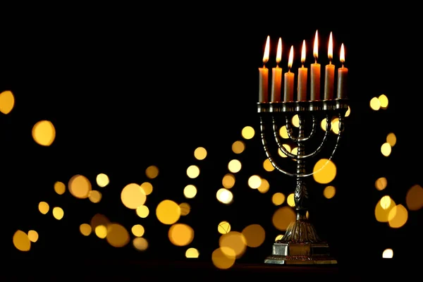 Gouden Menorah Met Brandende Kaarsen Tegen Donkere Achtergrond Wazig Feestelijk — Stockfoto