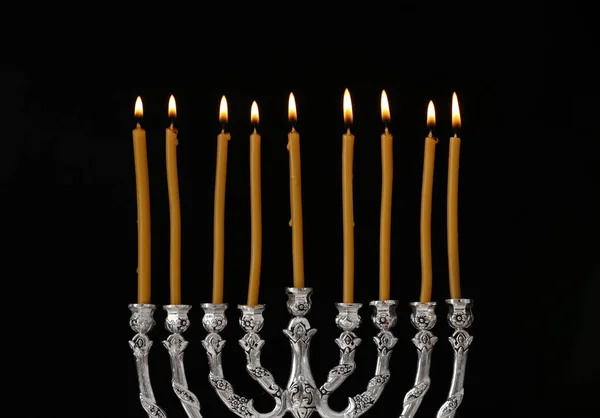 Menorá Prata Com Velas Acesas Contra Fundo Preto Celebração Hanukkah — Fotografia de Stock