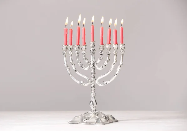 Silver Menorah Med Brinnande Ljus Bordet Mot Ljusgrå Bakgrund Hanukkah — Stockfoto