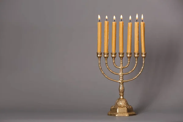 Gyllene Menorah Med Brinnande Ljus Grå Bakgrund Utrymme För Text — Stockfoto