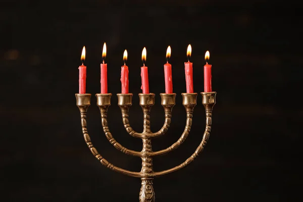 Menorah Dorée Avec Des Bougies Allumées Sur Fond Flou — Photo