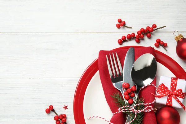 Όμορφη Ρύθμιση Χριστουγεννιάτικο Τραπέζι Και Εορταστική Διακόσμηση Λευκό Ξύλινο Φόντο — Φωτογραφία Αρχείου