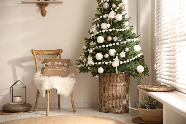 Mooie Versierde Kerstboom Feestelijke Ruimte Interieur — Stockfoto