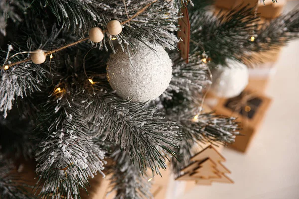 Hermoso Árbol Navidad Decorado Con Luces Hadas Habitación Primer Plano —  Fotos de Stock