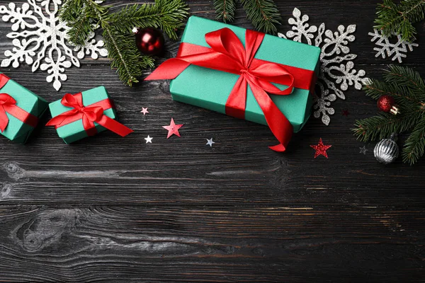 Composição Leigos Planos Com Caixas Presente Natal Mesa Madeira Preta — Fotografia de Stock