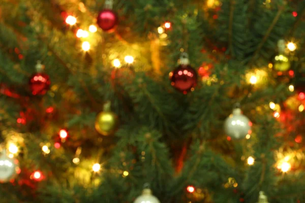 Verschwommene Sicht Auf Leuchtende Lichter Und Schöne Christbaumkugeln Weihnachtsbaum — Stockfoto