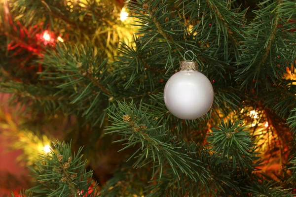 Luces Hadas Brillantes Hermoso Adorno Árbol Navidad Primer Plano —  Fotos de Stock