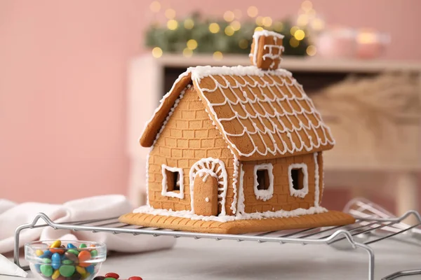 Schöne Lebkuchenhaus Mit Zuckerguss Auf Dem Tisch Dekoriert — Stockfoto