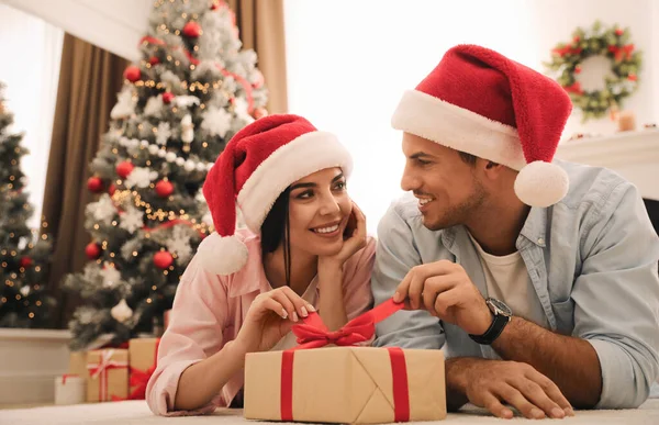 Šťastný Pár Santa Klobouky Vánoční Dárek Doma — Stock fotografie