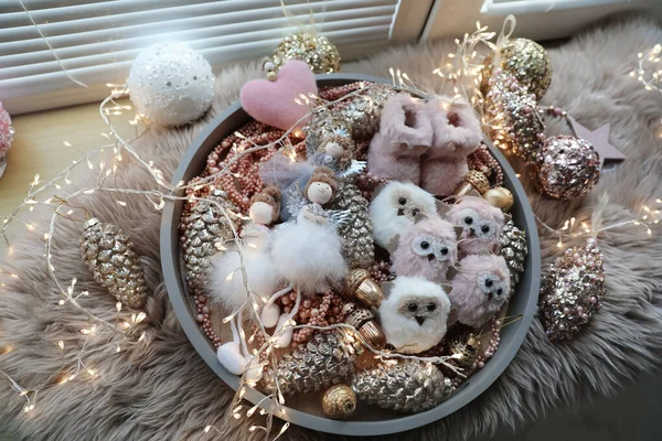 Schöne Christbaumkugeln Spielzeug Und Lichterketten Auf Der Fensterbank Oben Blick — Stockfoto