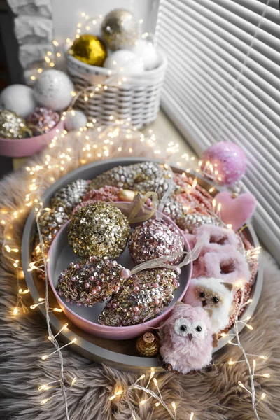 Krásné Vánoční Ozdoby Hračky Víla Světla Parapetu Uvnitř — Stock fotografie