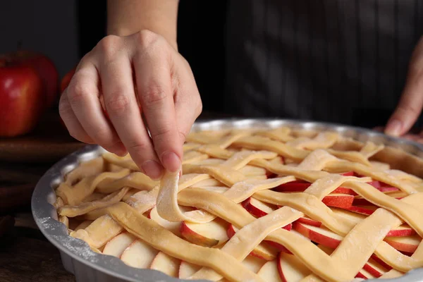 Femme Faisant Dessus Treillis Pour Tarte Aux Pommes Anglaise Traditionnelle — Photo