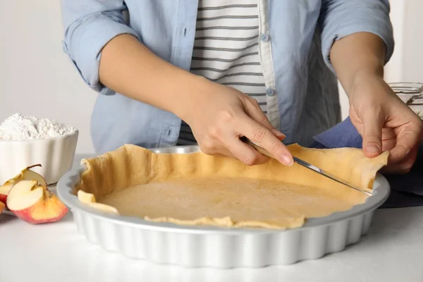 Mujer Cortando Sobras Masa Para Pastel Manzana Tradicional Inglés Bandeja —  Fotos de Stock