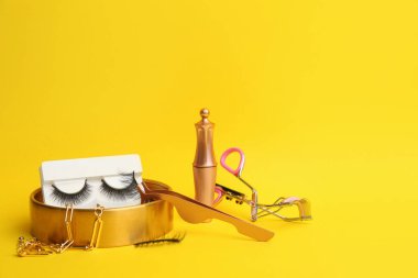 Sarı arka planda manyetik kirpikleri ve aksesuarları var. Metin için boşluk