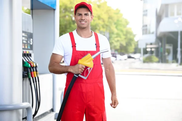 Operaio Con Ugello Pompa Carburante Presso Moderna Stazione Servizio — Foto Stock