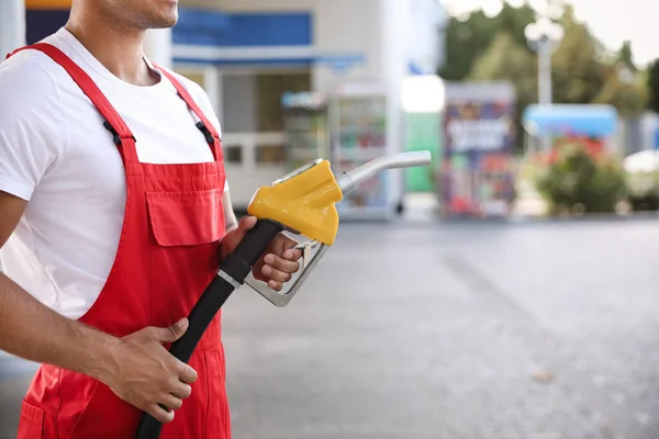 Werknemer Met Benzinepomp Mondstuk Bij Modern Tankstation Close — Stockfoto