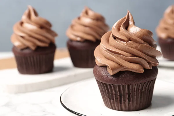 Finom Friss Csokoládé Cupcake Asztalon Közelkép — Stock Fotó