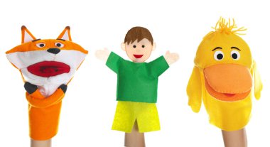 Beyaz arkaplan ve afiş tasarımına karşı elde gösterilecek farklı kuklaların fotoğraflarıyla kolaj 