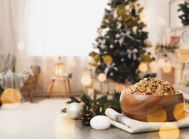 Geleneksel Noel Slav yemeği kutia süslemeli odada masanın üstünde. Metin için boşluk