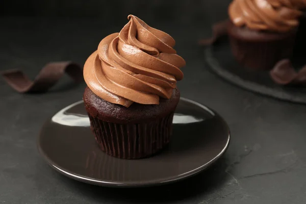 Delicious Fresh Chocolate Cupcake Black Slate Table Closeup — Stock Photo, Image