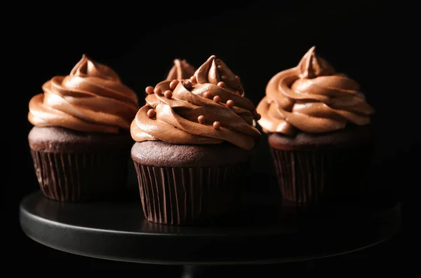 Deliciosos Cupcakes Chocolate Con Crema Perlas Soporte Negro Primer Plano — Foto de Stock