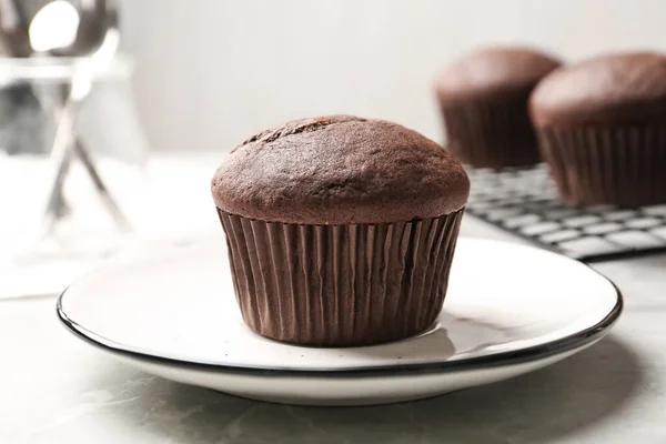 薄い灰色の大理石のテーブルの上においしいチョコレートカップケーキ クローズアップ — ストック写真