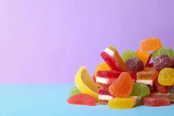 보라색 배경에는 맛있는 사탕이 원문을 — 스톡 사진