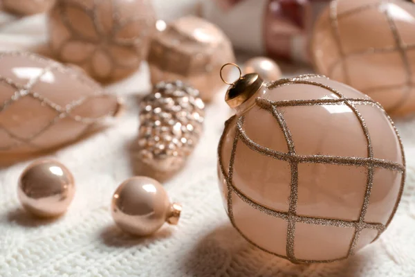 Hermosas Bolas Árbol Navidad Tela Punto Blanco Primer Plano — Foto de Stock