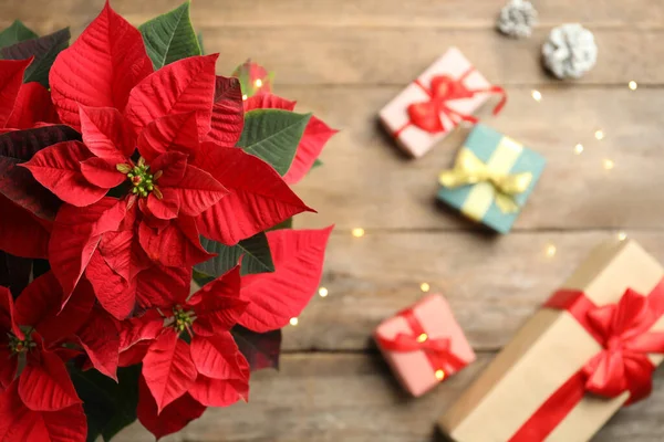Poinsettia Tradizionale Fiore Natale Articoli Vacanze Tavolo Legno Vista Dall — Foto Stock