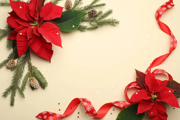 Composición Laica Plana Con Poinsettias Flores Tradicionales Navidad Ramas Abeto — Foto de Stock