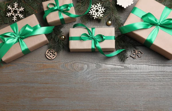 Плоска Композиція Подарунковими Коробками Різдвяними Прикрасами Дерев Яному Столі Простір — стокове фото