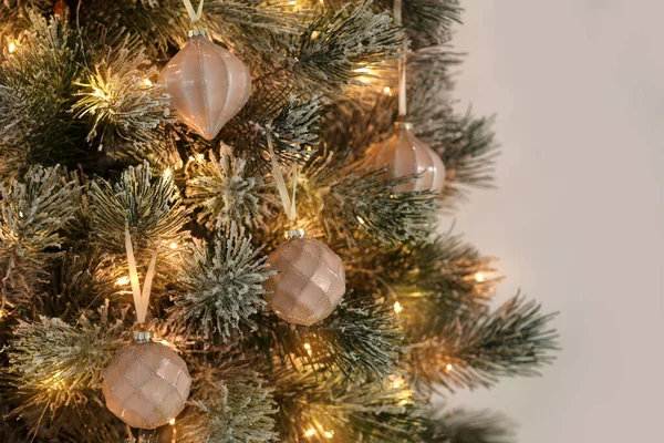 Árbol Navidad Decorado Con Adornos Navideños Luces Hadas Primer Plano —  Fotos de Stock