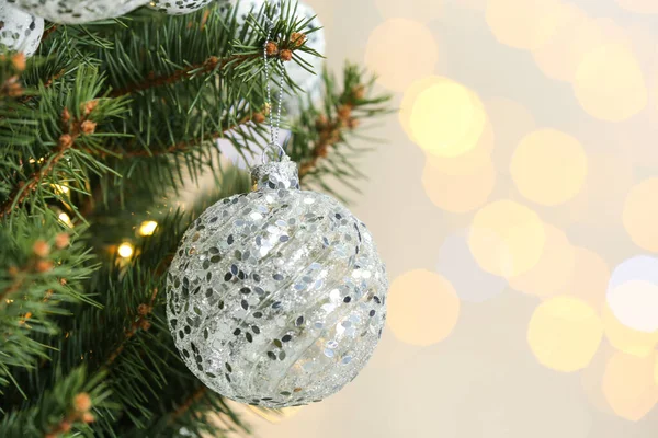 Bola Vacaciones Colgando Árbol Navidad Contra Las Luces Borrosas Primer —  Fotos de Stock