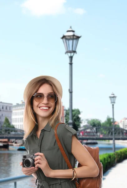 Glückliche Reisende Mit Rucksack Und Kamera Fremden Städten Sommerurlaub — Stockfoto