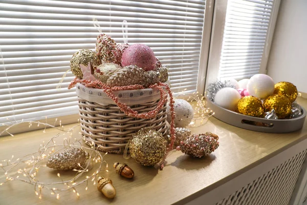 Cesta Con Hermosos Adornos Árboles Navidad Luces Hadas Alféizar Ventana — Foto de Stock