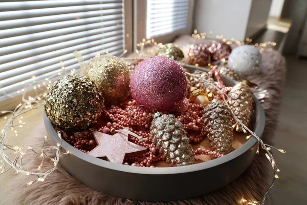 Hermosas Bolas Árbol Navidad Alféizar Ventana Interior Primer Plano — Foto de Stock