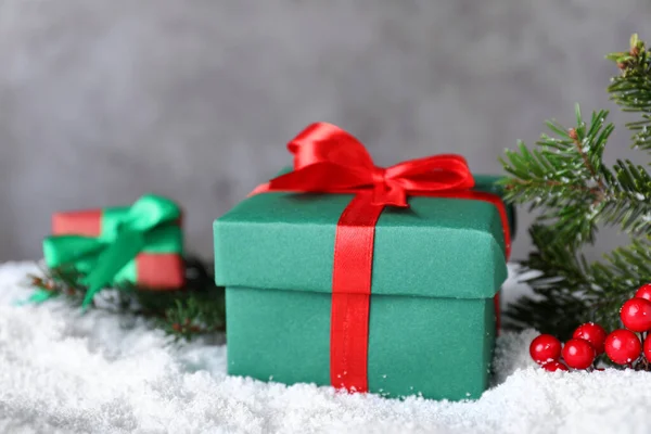 Рождественская Подарочная Коробка Искусственном Снегу Сером Фоне Крупным Планом — стоковое фото