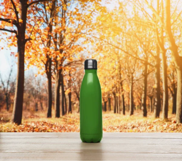 Botella Termo Verde Sobre Mesa Madera Parque Otoño — Foto de Stock