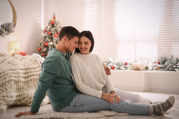 幸せなカップルの床に自宅で座っている クリスマスのお祝い — ストック写真