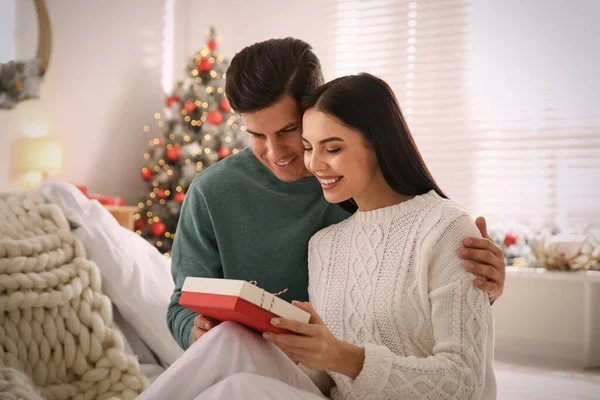 Joyeux Couple Avec Cadeau Maison Fête Noël — Photo
