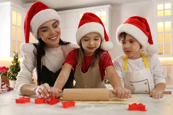 Mother Her Cute Little Children Making Christmas Cookies Kitchen — Stock Photo, Image
