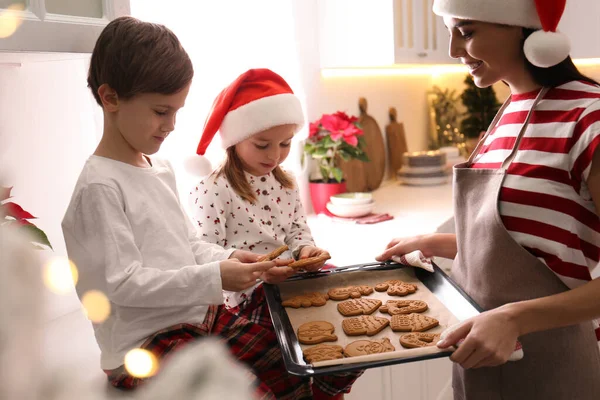 Mother Giving Her Cute Little Children Freshly Baked Christmas Cookies — Stock Photo, Image