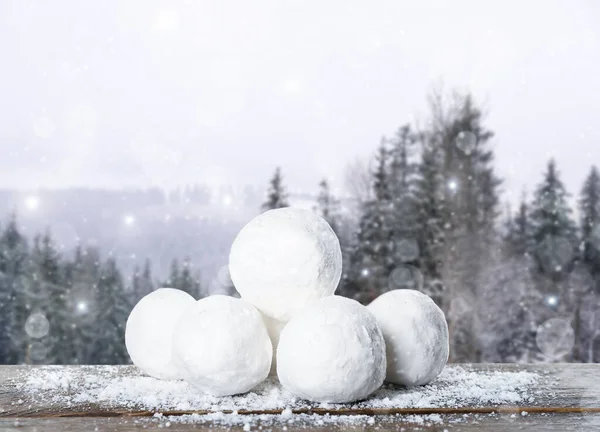 Bolas Nieve Contra Bosque Borroso Coníferas Invierno Actividad Aire Libre —  Fotos de Stock