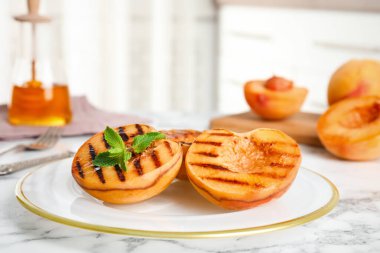 Beyaz mermer masada naneli ızgara şeftali.