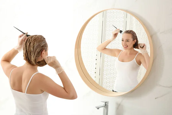 Jeune Femme Appliquant Teinture Sur Les Cheveux Près Miroir Intérieur — Photo