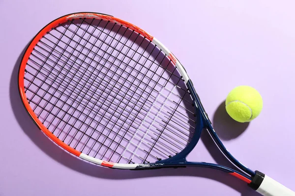 Tennisracket Och Boll Violett Bakgrund Platt Låg Sportutrustning — Stockfoto