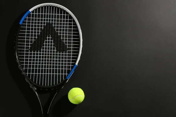 Tennis Racket Bal Zwarte Achtergrond Plat Lay Ruimte Voor Tekst — Stockfoto