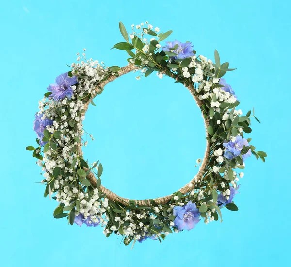 Όμορφο Χειροποίητο Στεφάνι Λουλουδιών Γαλάζιο Φόντο — Φωτογραφία Αρχείου