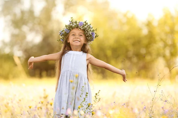 Menina Bonito Usando Coroa Flores Livre Criança Passando Tempo Natureza — Fotografia de Stock